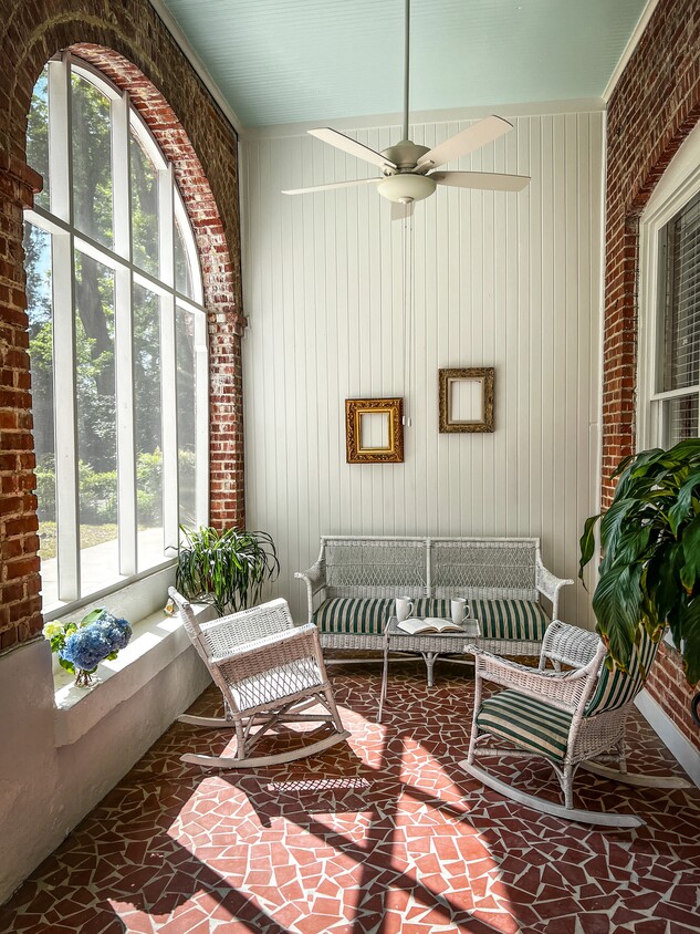 Large screened in porch - 1133 S Grand St