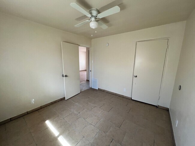 Building Photo - 540 Cardenas Dr SE