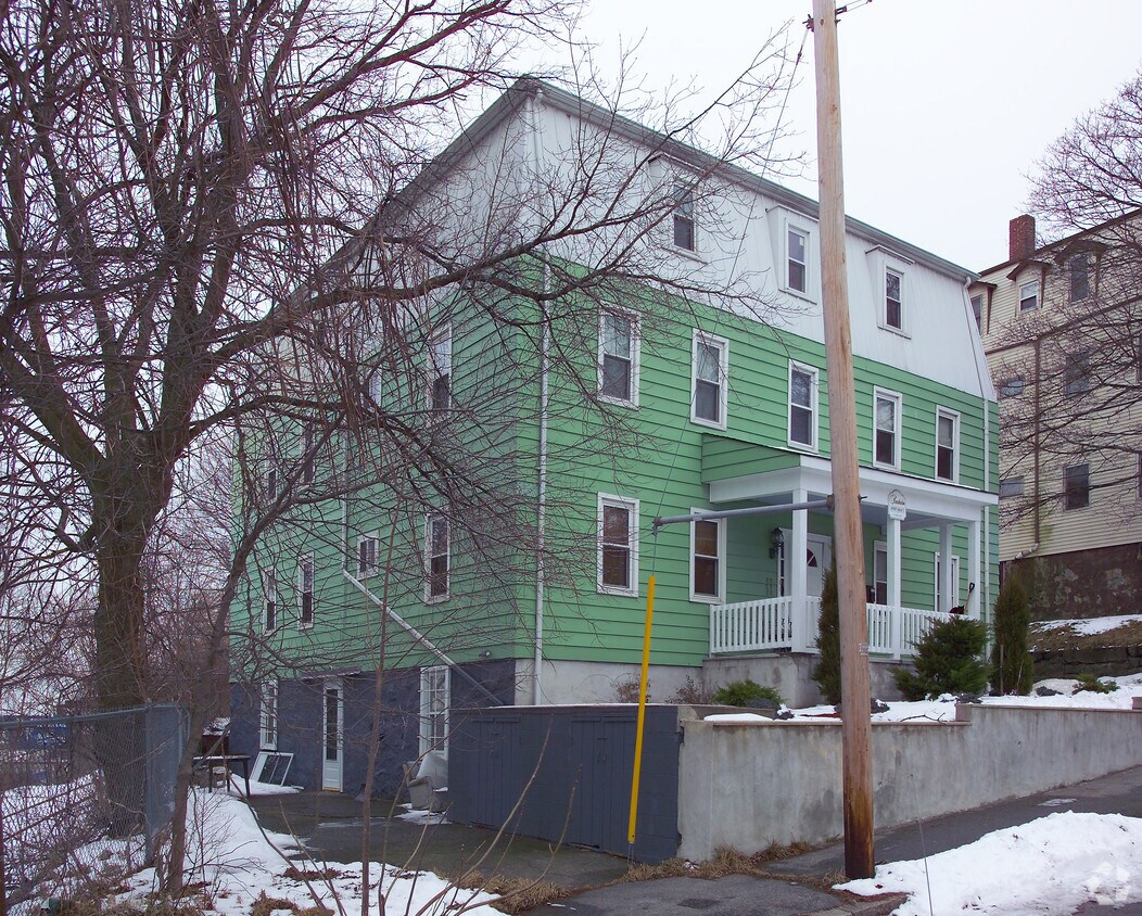 Building Photo - 10 Cedar St