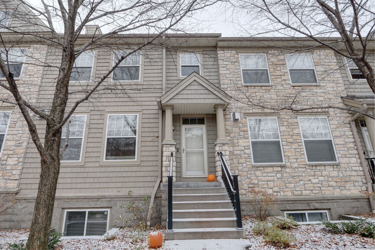 Primary Photo - Beautiful 3 Bedroom Townhome for Rent in E...