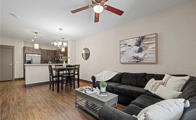 Building Photo - This TURNKEY one bed, one bath unit is loc...