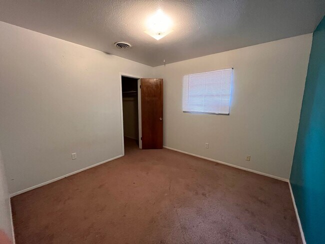 Foto del edificio - Large home available now!