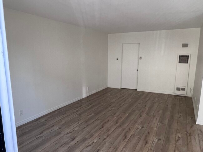 Sala de estar Pisos nuevos en todas partes - 324 E Santa Anita Ave
