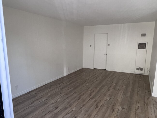 Living room New flooring throughout - 324 E Santa Anita Ave