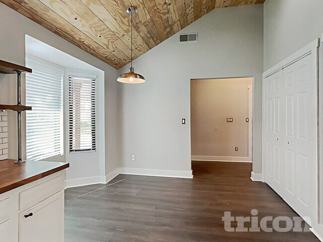 Building Photo - 511 Lisa Carol Dr
