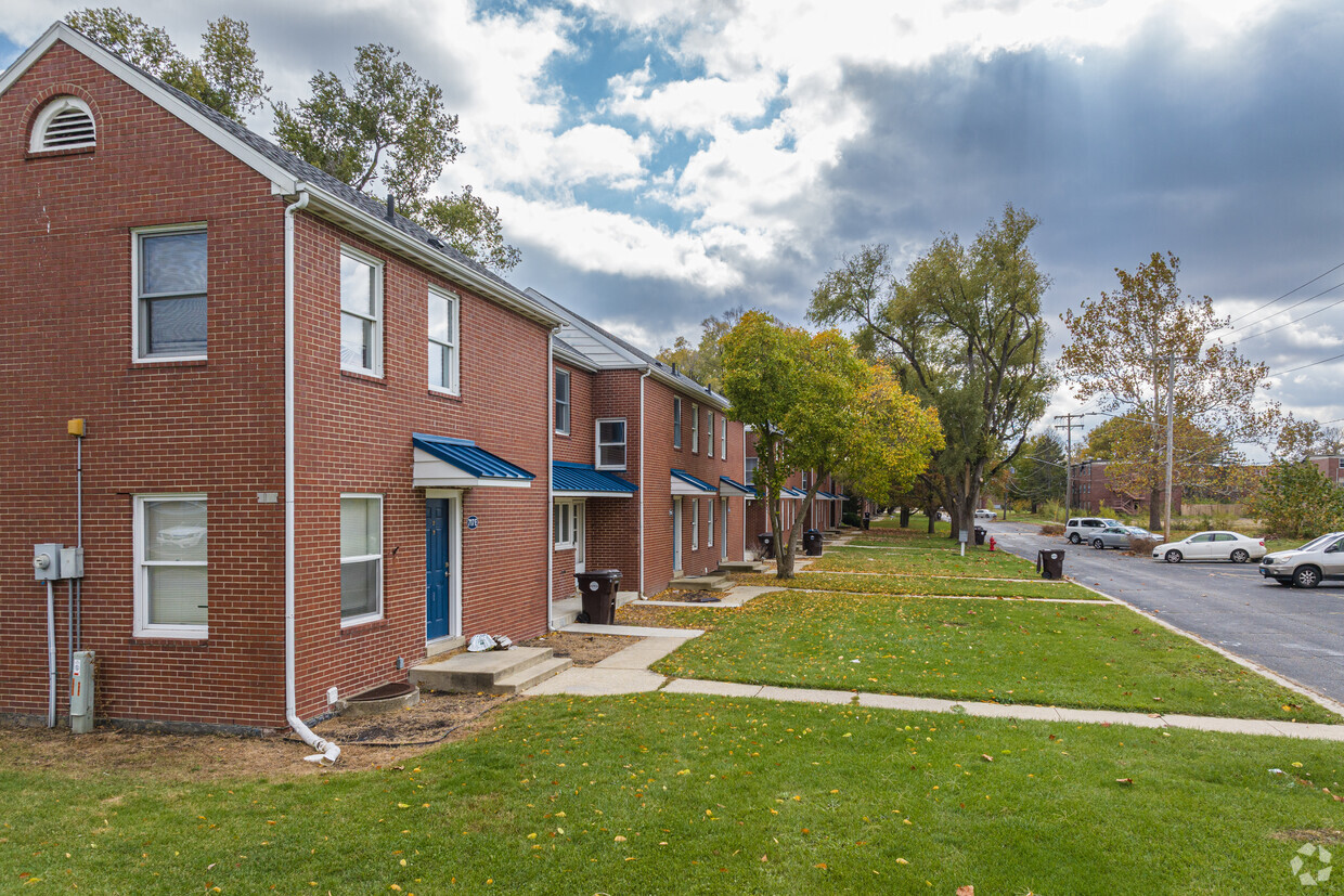 Attractive Tree-Line Streets - Patriot Square Apartments