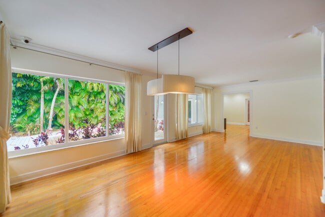 Building Photo - 911 Mariana Ave