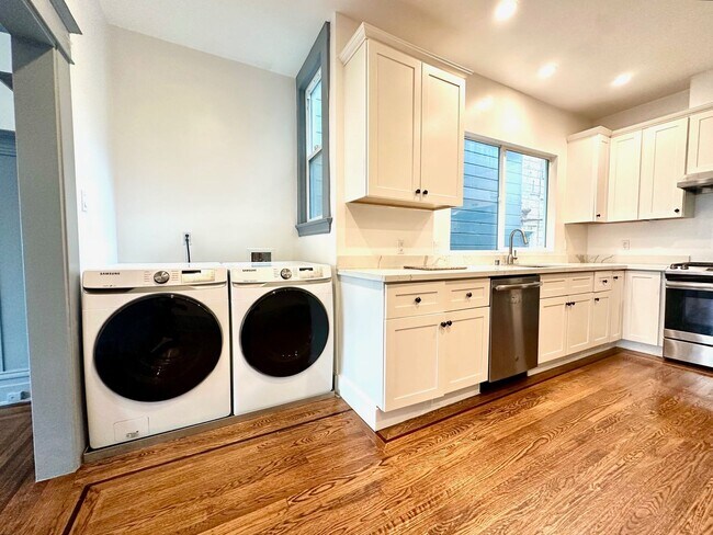Foto del edificio - Large, Elegant Home Near USF w/ 6BR, 3BA L...