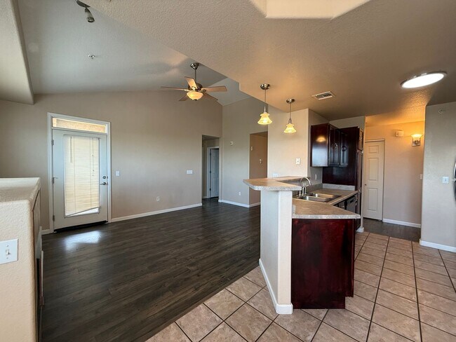 Foto del edificio - 2 Bedroom Condo Minutes to Ft. Carson