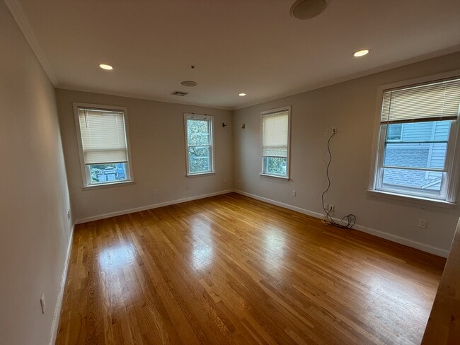 Building Photo - 486 Revere St