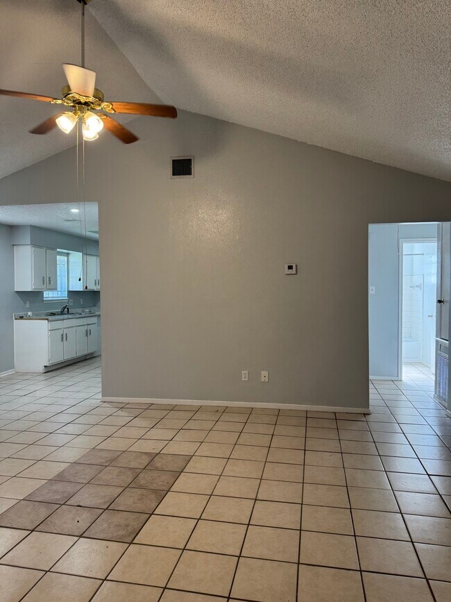 Foto del edificio - 12111 Mosscrest Dr