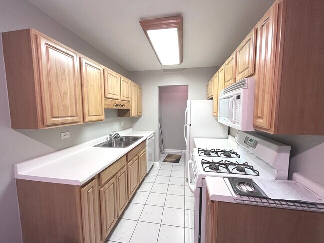 Building Photo - 655 Deepwoods Dr