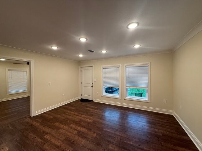 Foto del edificio - 99 Fairlane Dr