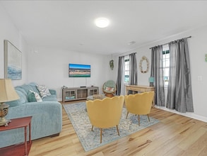 Building Photo - 604 N New River Dr