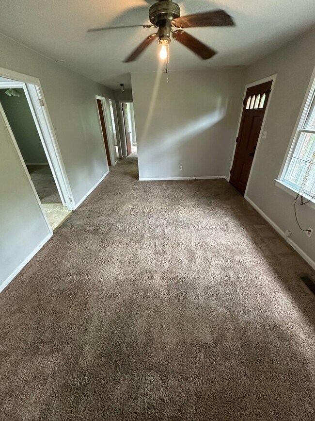 Building Photo - 3 Bedrooms, 1 Bathroom - Lindale House