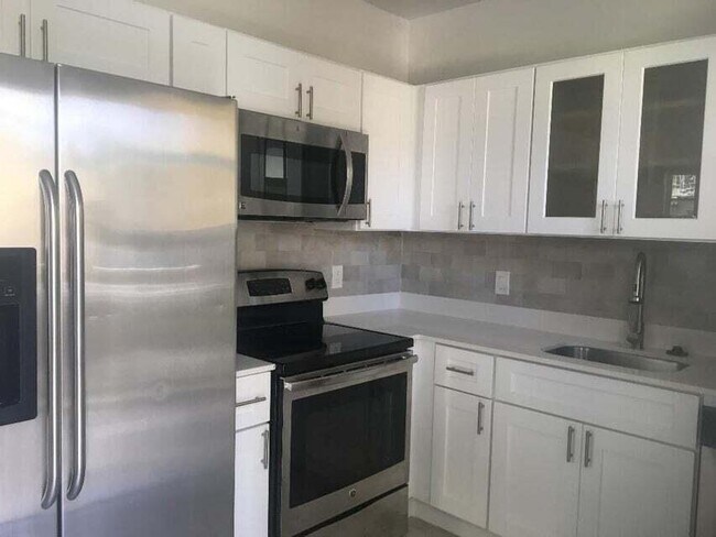 Building Photo - 407 S Lakeside Dr
