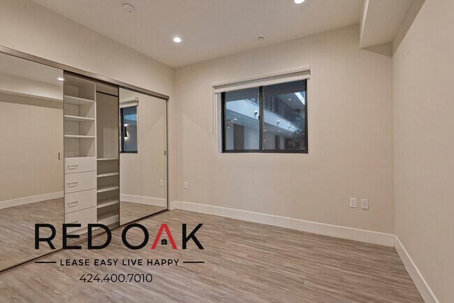 Foto del edificio - Gorgeous Two Bedroom with Central Heat and...