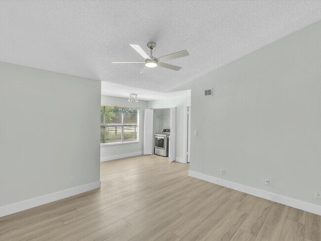 Building Photo - 731 Vista Isles Dr