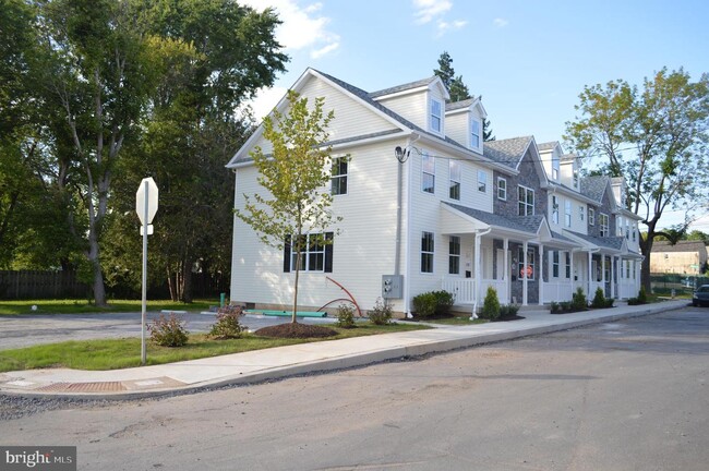 Building Photo - 302 Maple St