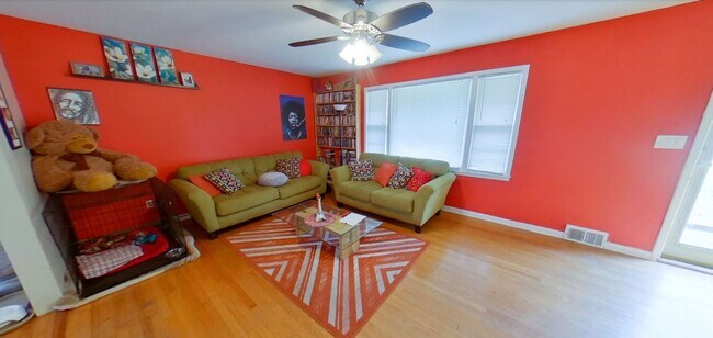 Foto del edificio - 3D Tour Available - Fenced-in Yard + Attac...