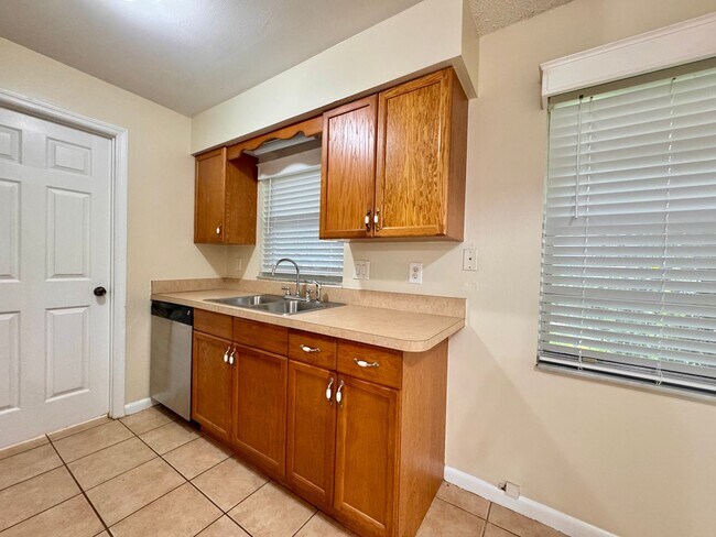 Foto del edificio - 2 Bedroom 1 Bath Duplex - Priced to Rent!
