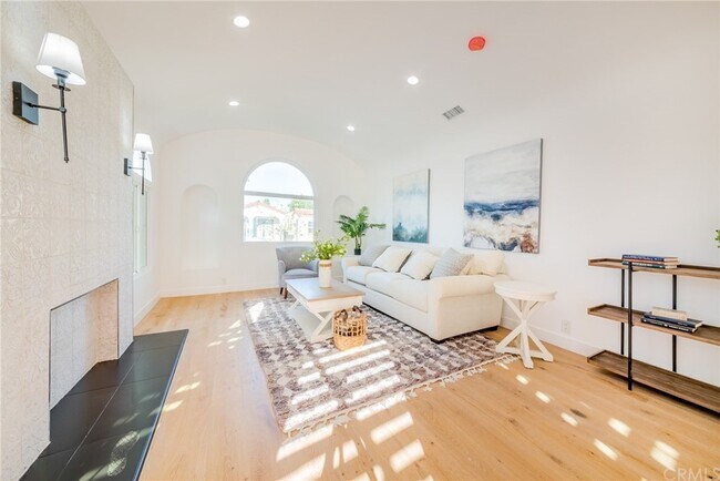 Living Room - 3002 Farmdale Ave