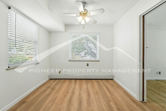 Building Photo - Beautiful Home with Washer/Dryer and Fence...