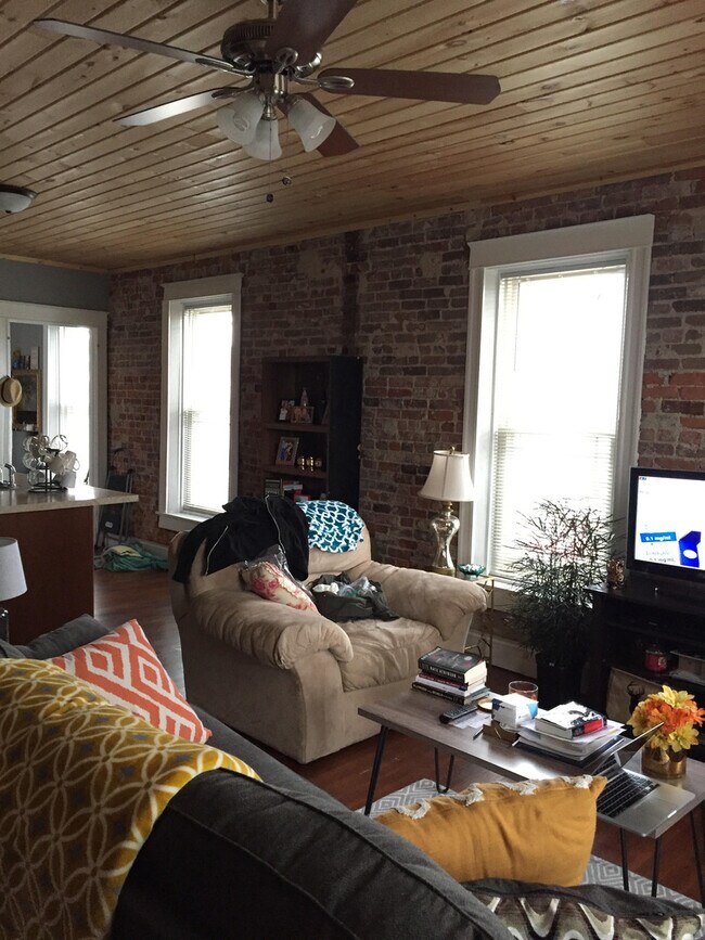 Building Photo - 1 Bedroom 1 Bath Upstairs Downtown Lafayette