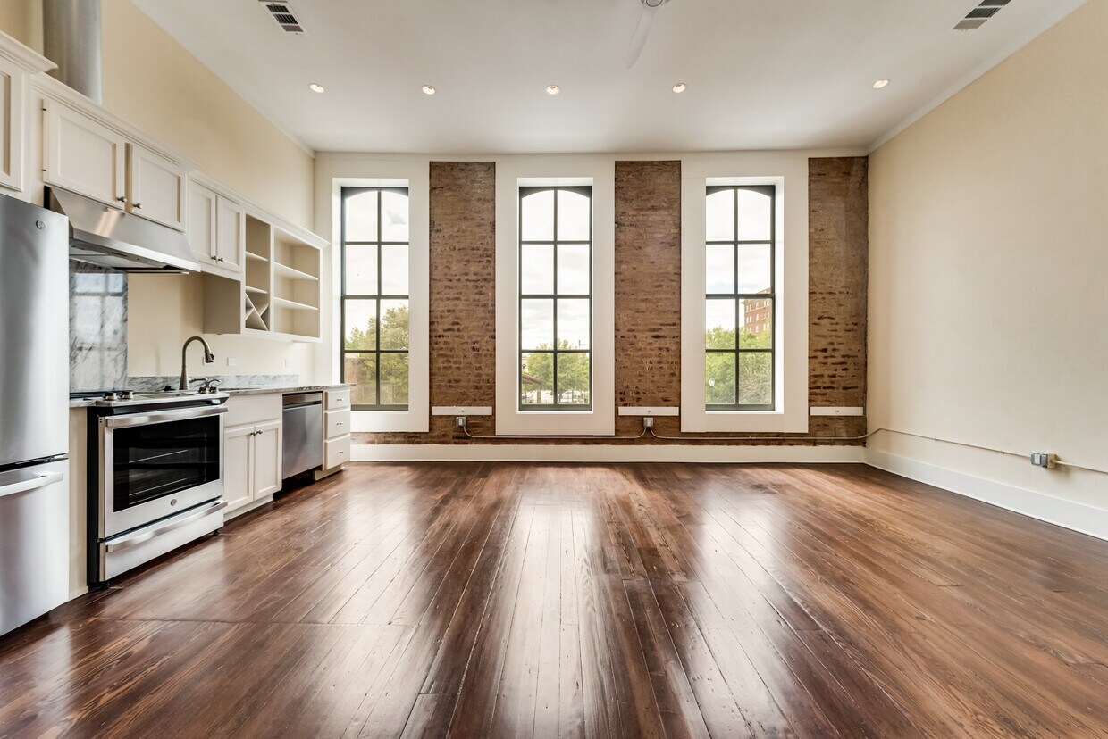 Foto principal - 325 W Main St