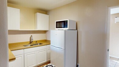 Building Photo - 1450 Cerrillos Rd