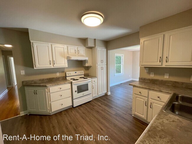 Foto del edificio - 3 br, 2 bath House - 204 Brushwood Road