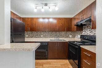 1BR, 1BA - 900SF - Breakers Premium - Kitchen - Coral Falls