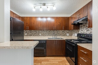 1BR, 1BA - 900SF - Breakers Premium - Kitchen - Coral Falls