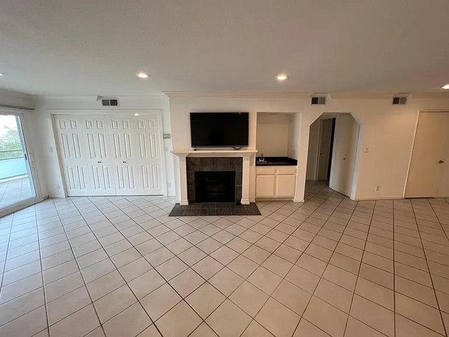 Building Photo - 4300 Vía Dolce