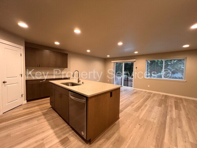 Building Photo - Spacious Townhome in Central Vancouver Location!