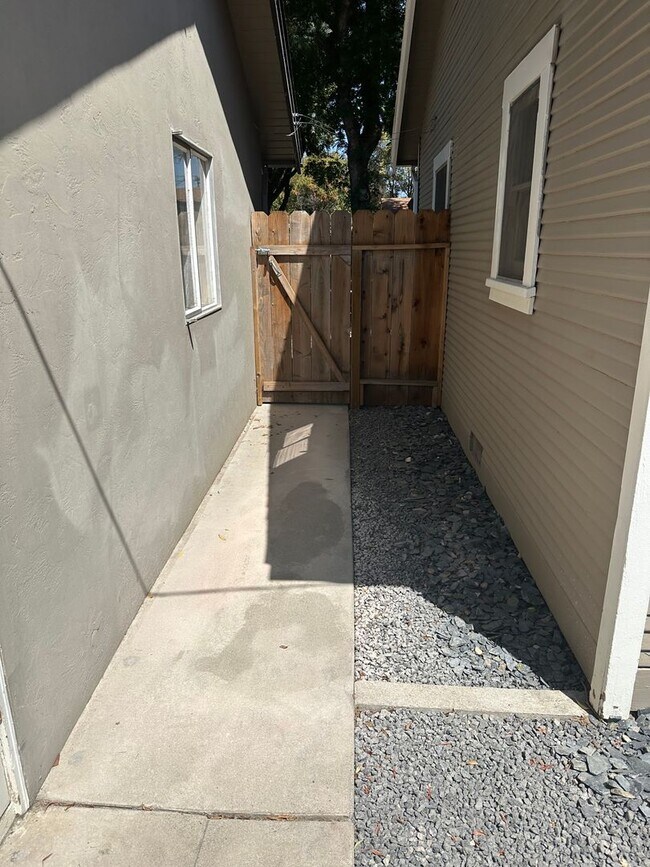 Building Photo - Cute Bungalow!