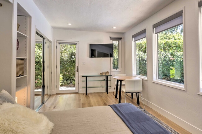 Building Photo - 155 E Creek Dr