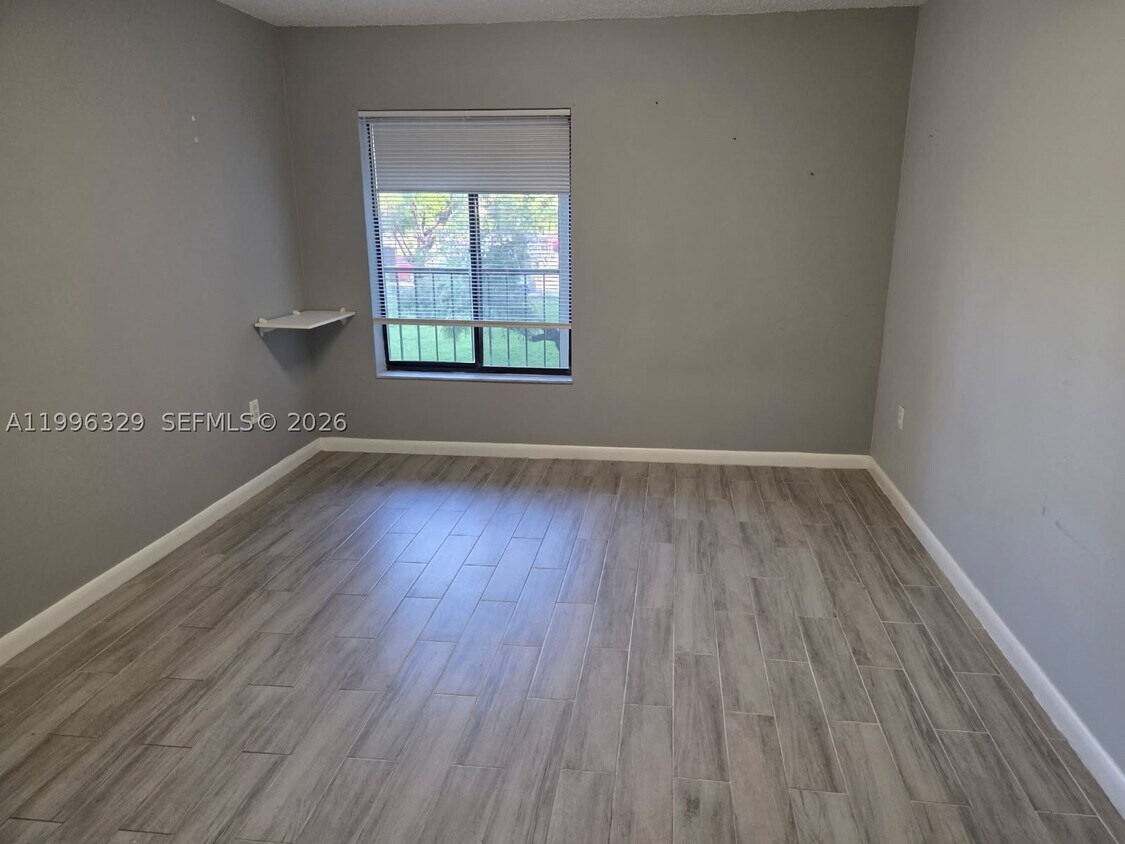 Foto del edificio - 8015 SW 107th Ave