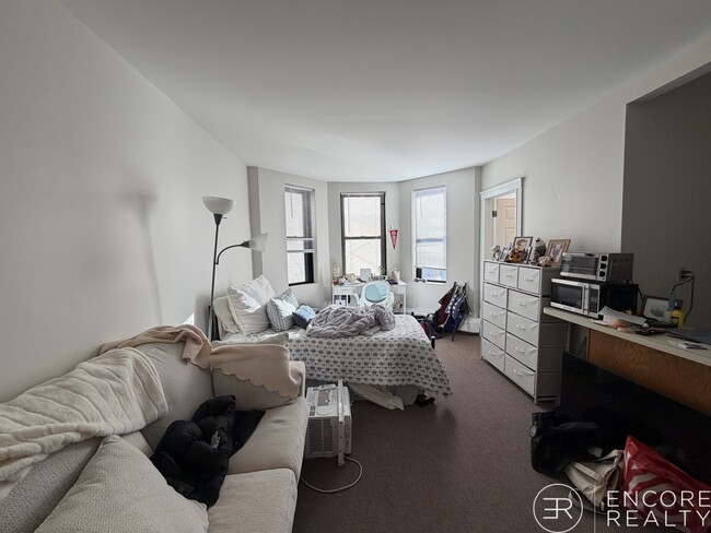 Building Photo - 843 Beacon St