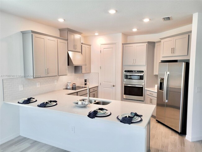 Building Photo - 5647 Ficus Aurea St