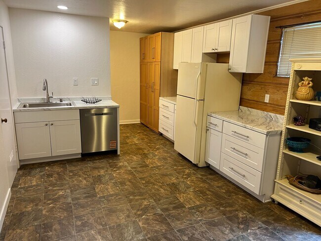 Foto del edificio - 500 SQFT. STUDIO UNIT NEAR DOWNTOWN HAYWARD. PRIME LOCATION, PRIVATE ENTRENCE, AND MORE!!!