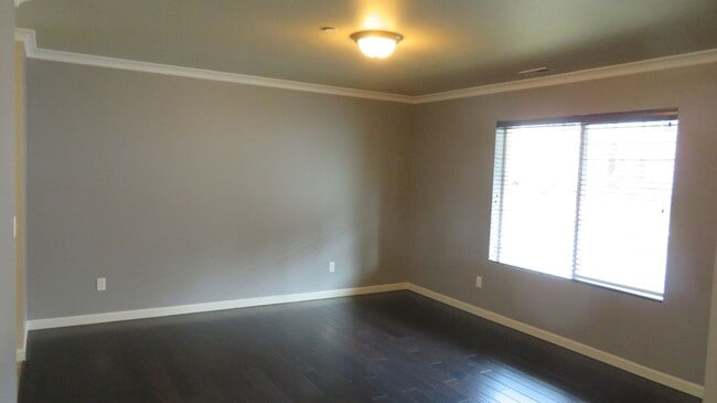 Building Photo - 1577 Burnside Pl