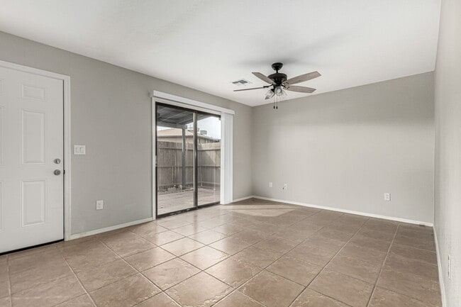 Building Photo - 2 Bedroom 1 Bath Condo in Desirable Chandl...