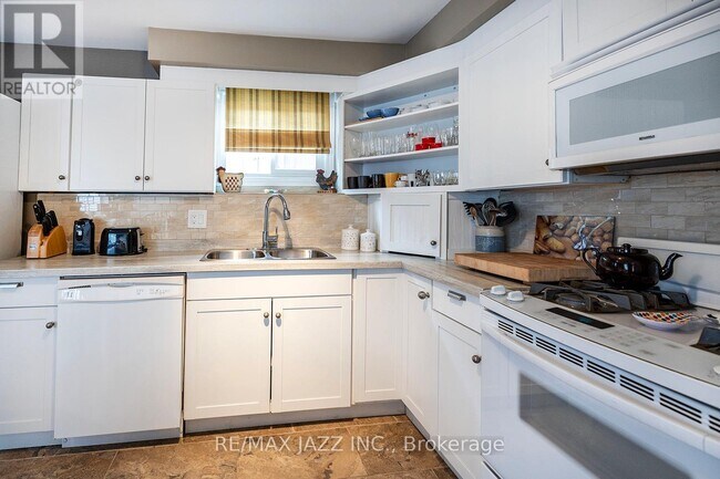 Building Photo - 801 Tarn Ct