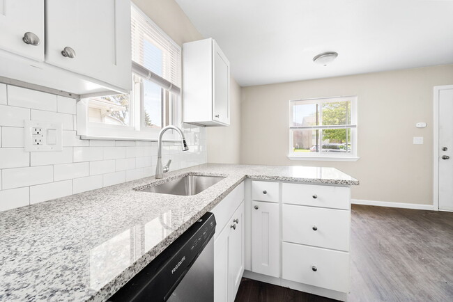 Photo - 422 Farmington Rd House