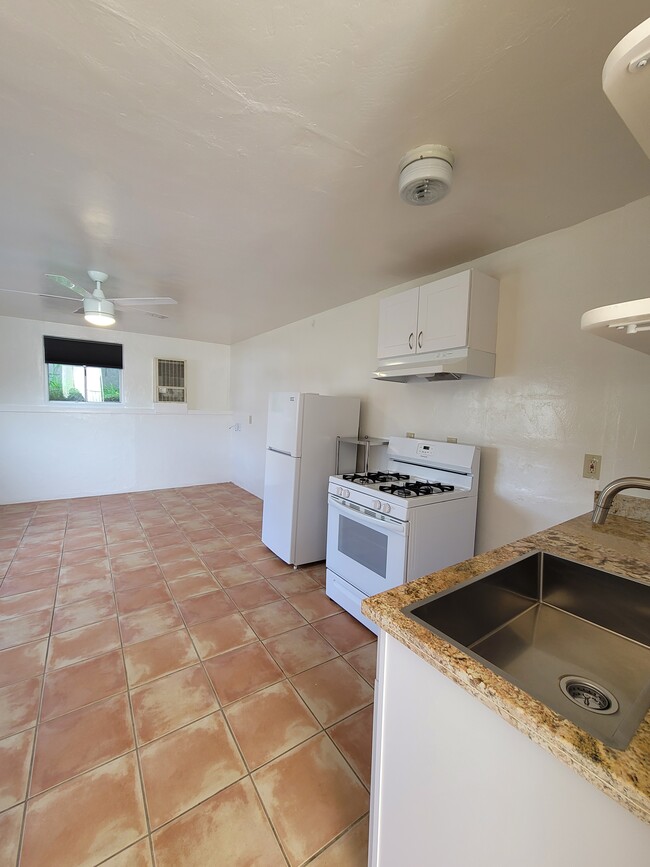 Building Photo - 2355 Curlew St