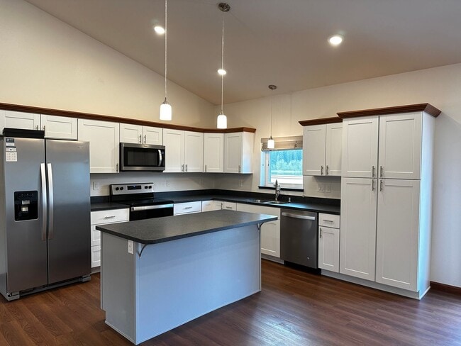 Building Photo - 3 Bed/2 Bath/2 Car Garage/Water Front Home