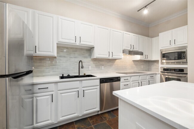 Foto del edificio - 7134 Mapleridge St