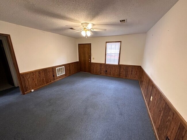 Building Photo - GREAT LOCATION  to DOWNTOWN AND CAMPUS