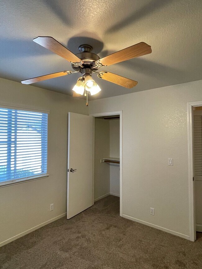 Foto del edificio - Chico 3 bed 2 bath Condo, Pool, Reserved Parking, upstair unit. newly refurbished